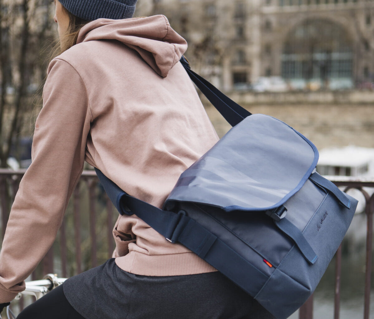 femme-velo-pont-paris-saccoche-bleue