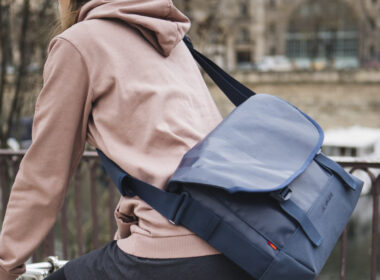 femme-velo-pont-paris-saccoche-bleue