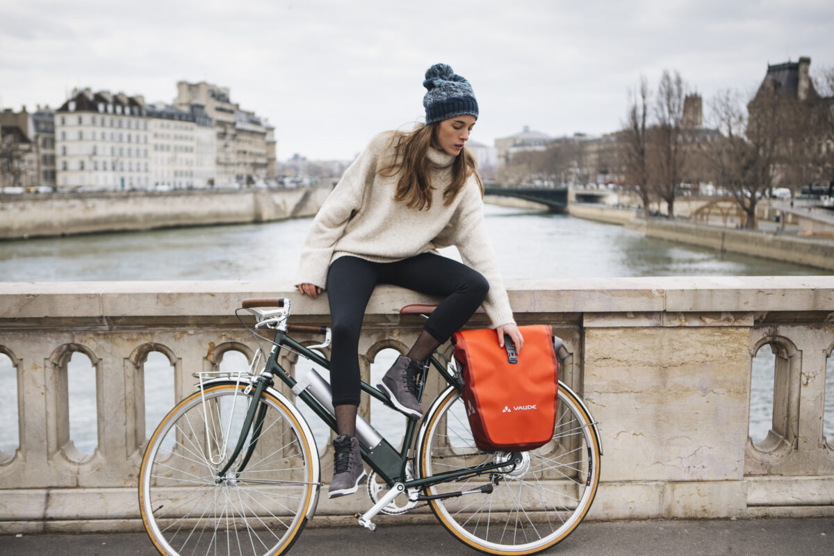 femme-velo-pont-paris-saccoche-orange