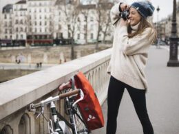 femme-prend-photo-pont-vélo-sacoche-rouge