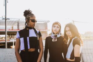 trois-femmes-debout-stade