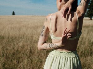 femme-de-dos-devant-champ