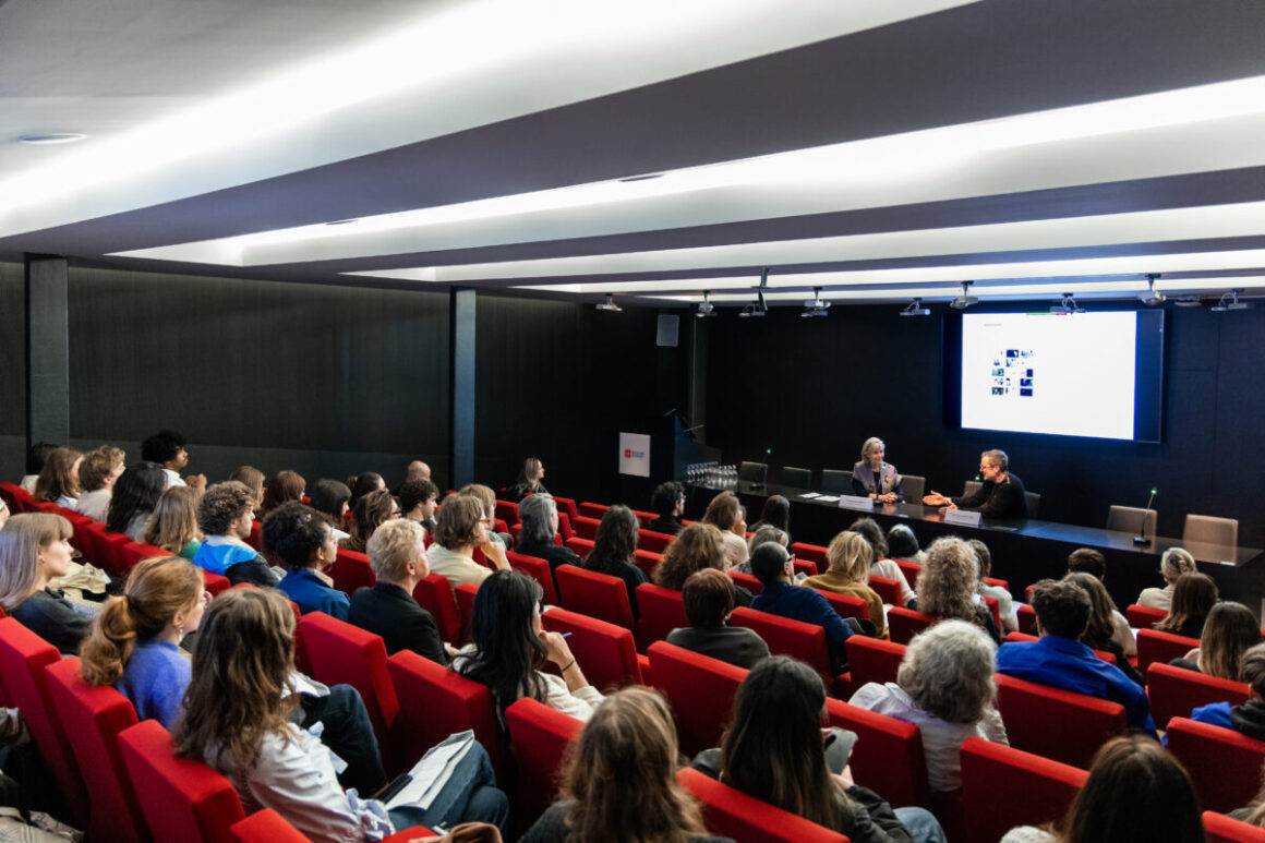 salle-conference-deux-personnes-rencontres-franco-belges