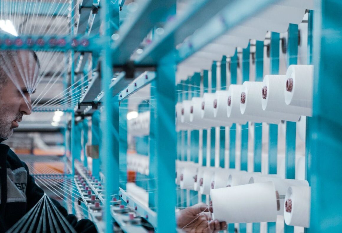 homme-filature-textile-usine-bleu