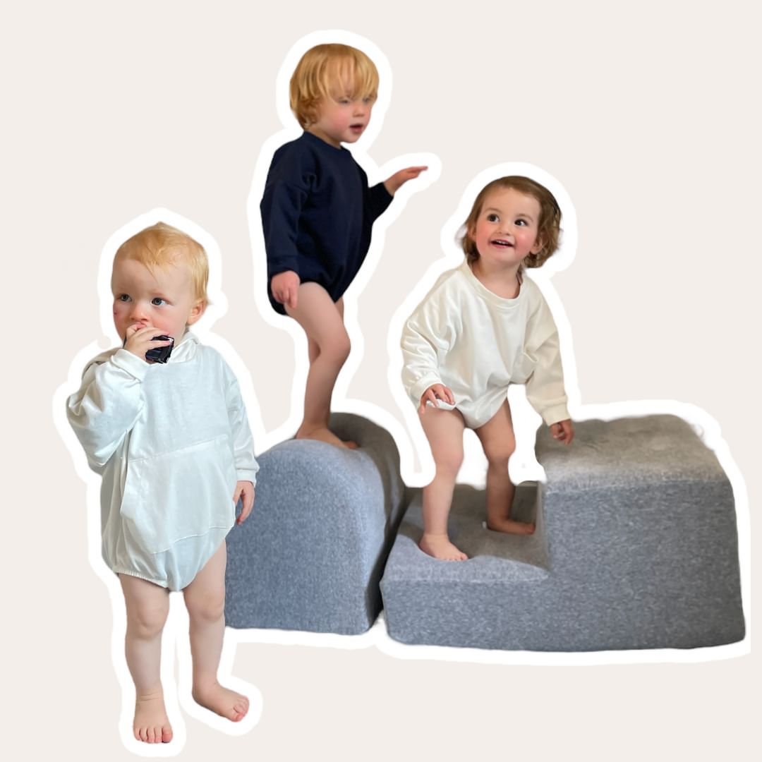 trois-enfants-grimpent-canapé