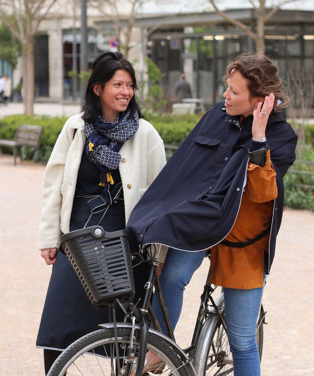 Deux-femmes-tiennent-vélo-cap