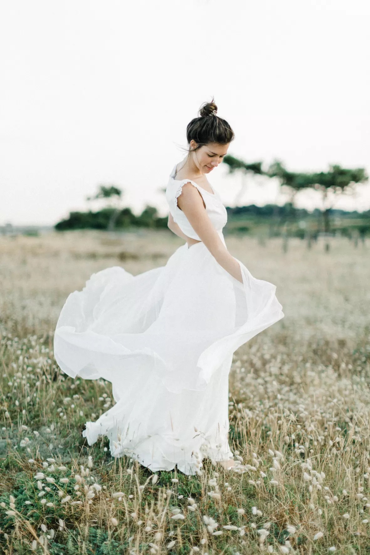 Femme-robe-mariée-blanche-marche-prairie