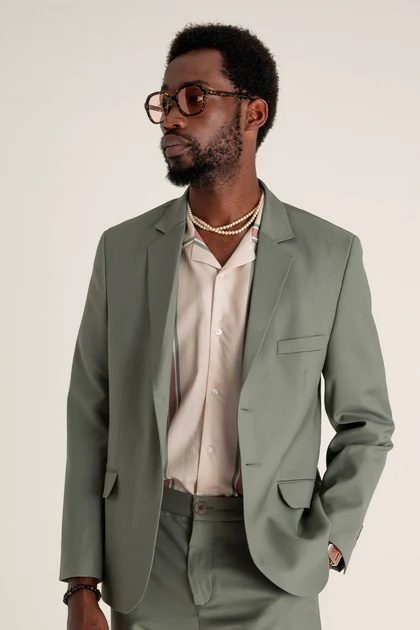Homme-costume-vert-chemise-rose