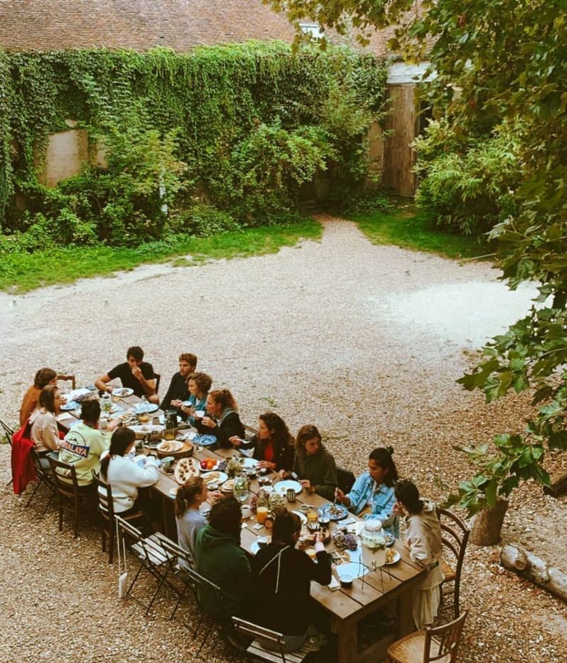 groupe-femme-homme-grande-table-terrasse-repas