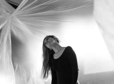 femme-body-noir-plastique-appartement