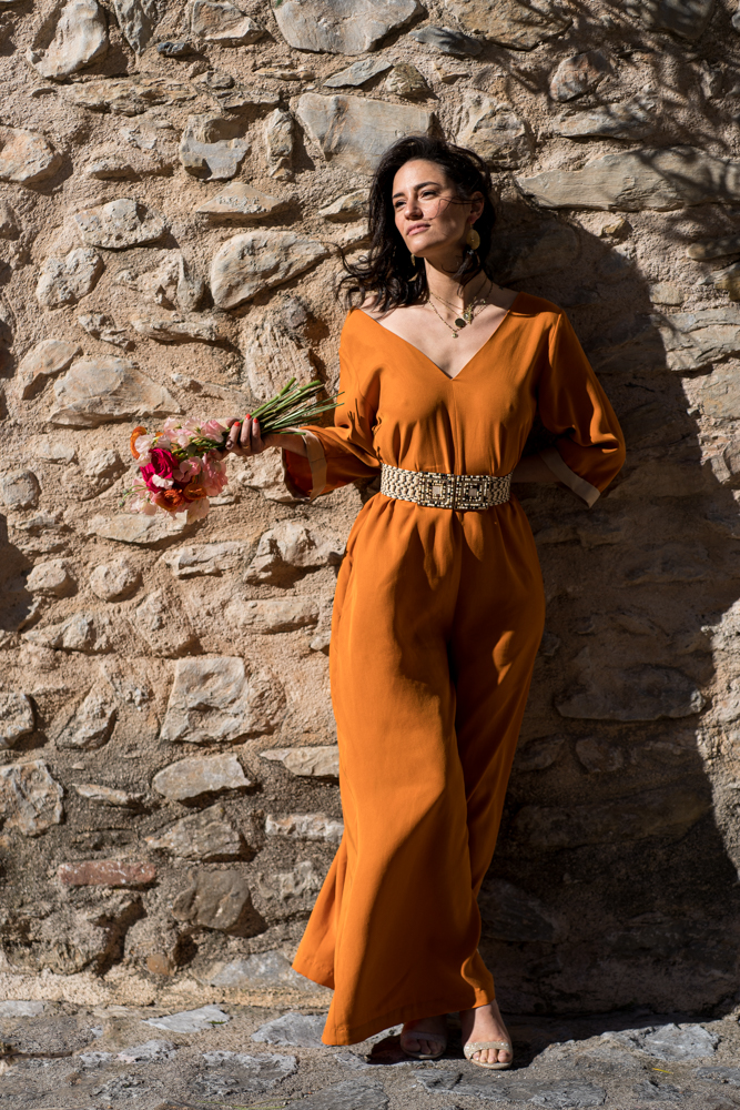 femme-mur-pierres-robes-oranges