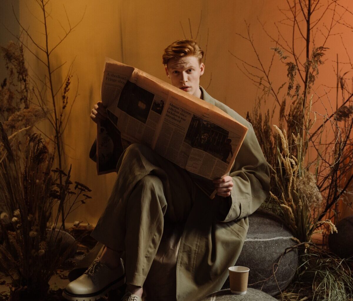 homme-magazine-fond-orange-fleurs