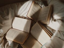 livres-sur-lits-ouvert-lumière-soleil