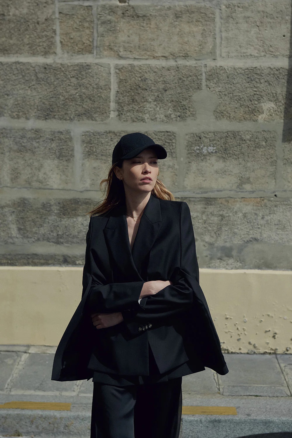 femme-casquette-veste-blazer-noir-rue-paris