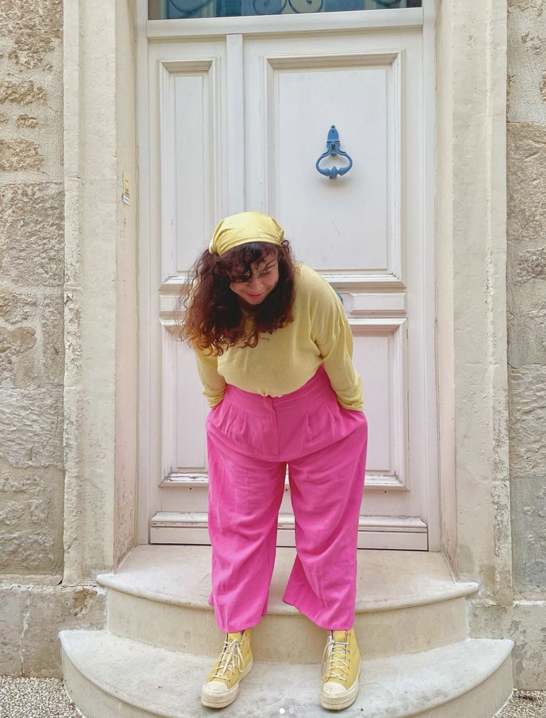 femme-tenue-rose-jaune