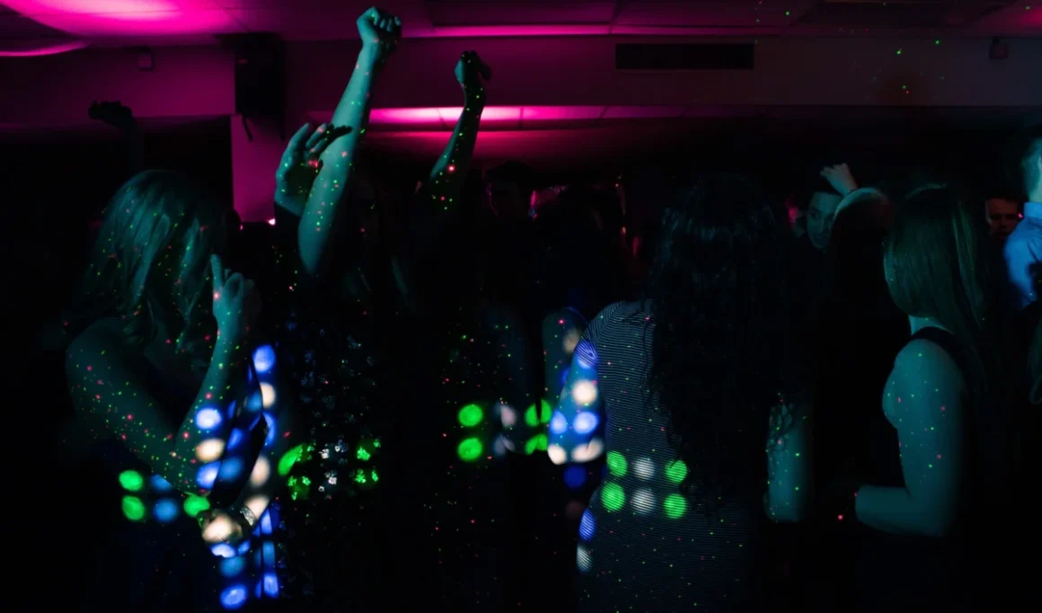 personnes-bar-danse