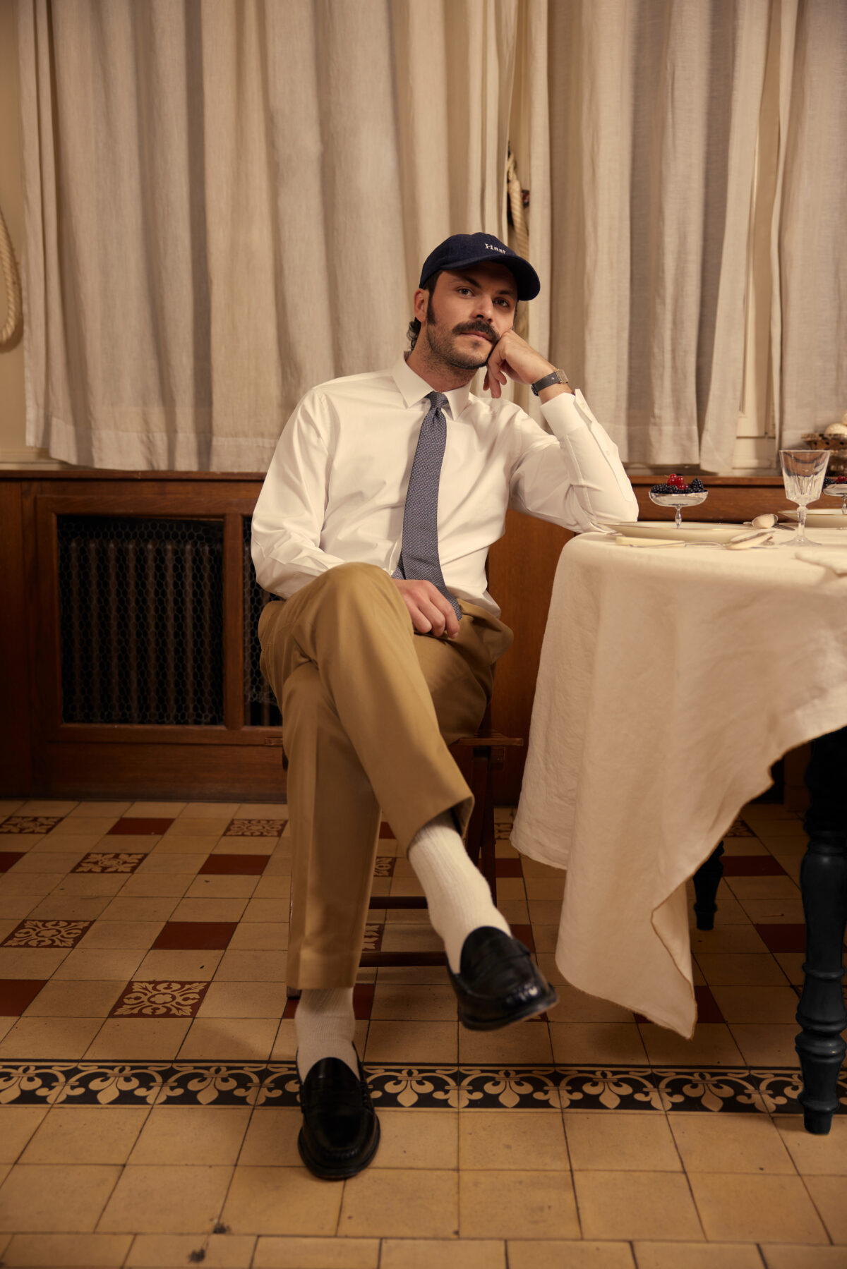 homme-assis-sur-une-chaise-chemise-et-cravate
