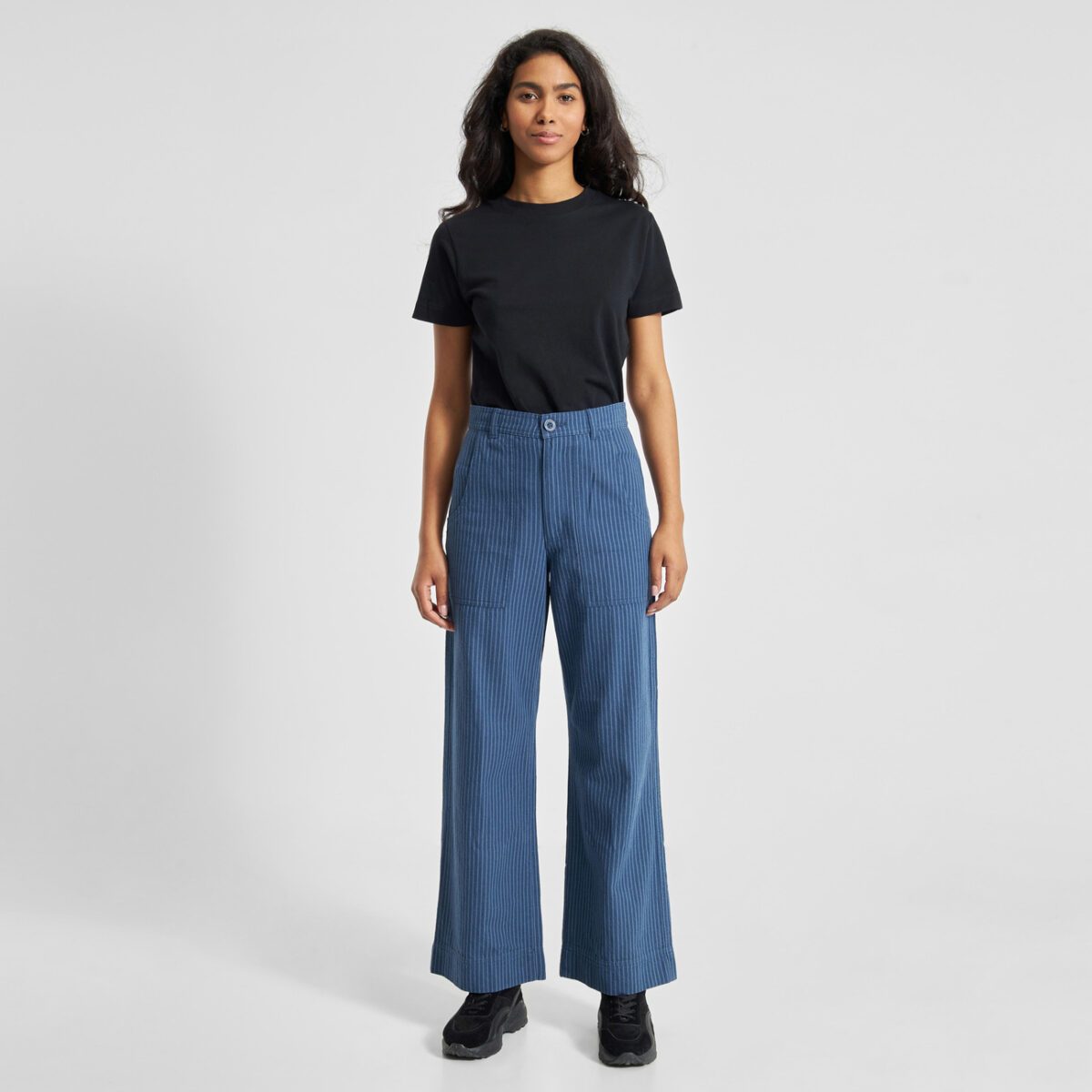femme-pantalon-bleu