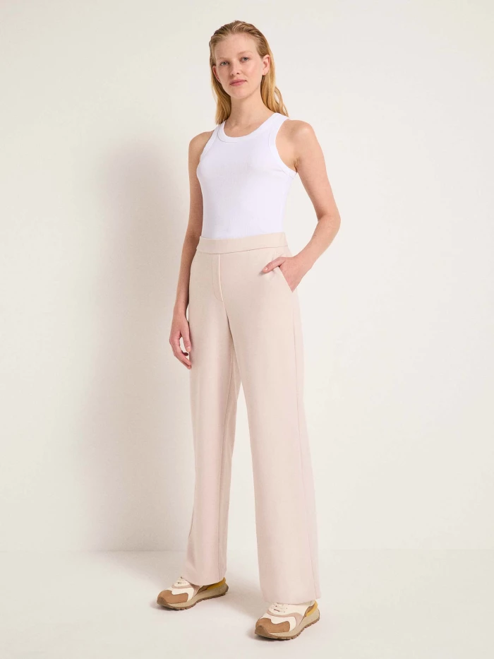 femme-habillée-en-blanc-sur-fond-blanc