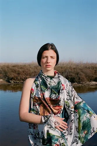 femme-foulard-devant-etang