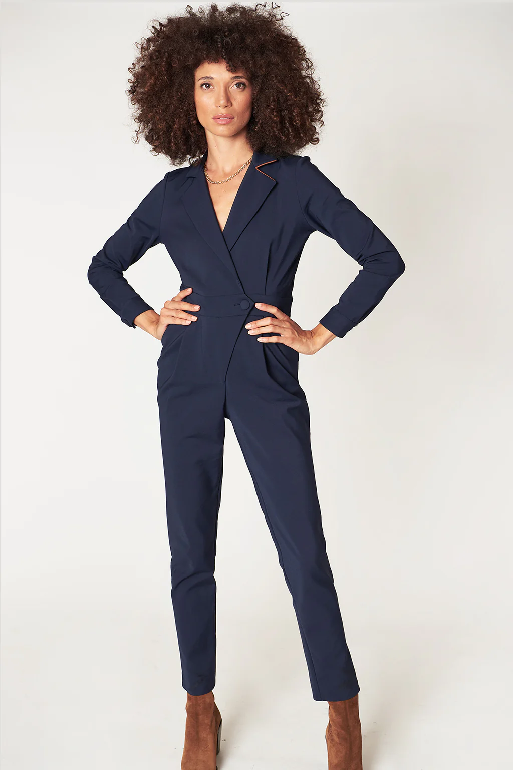 femme-combinaison-bleue-fond-gris