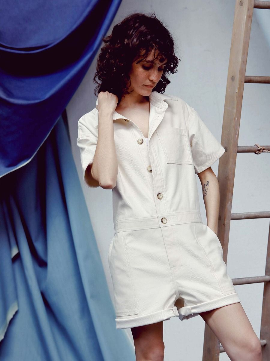 femme-en-combinaison-short-ecru