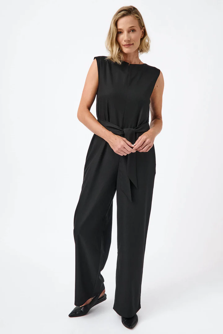 femme-en-combinaison-noir-sur-fond-clair
