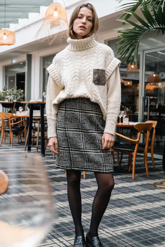 femme-debout-dans-restaurant