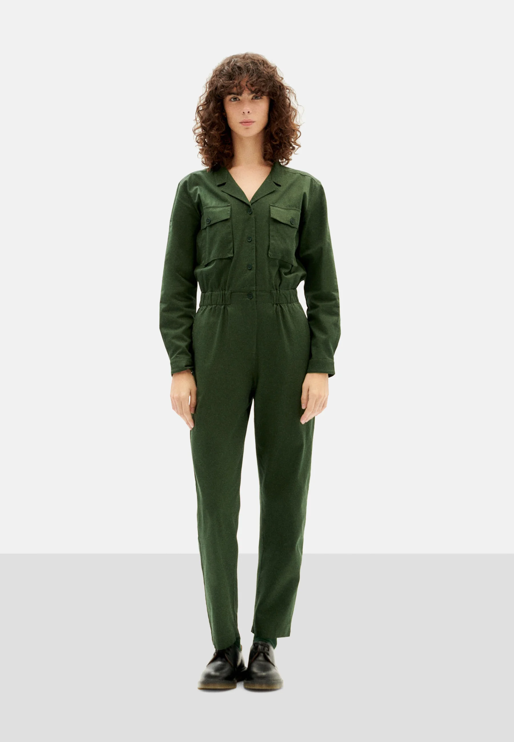 femme-en-combinaison-verte-fond-clair