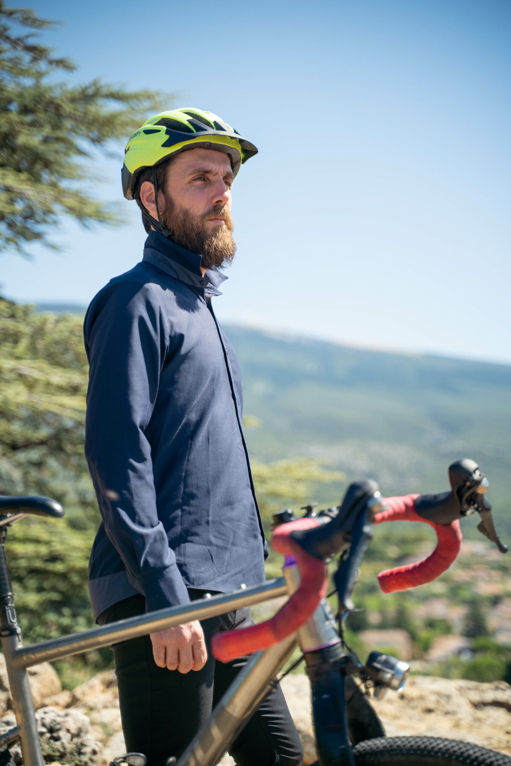 homme-devant-son-velo