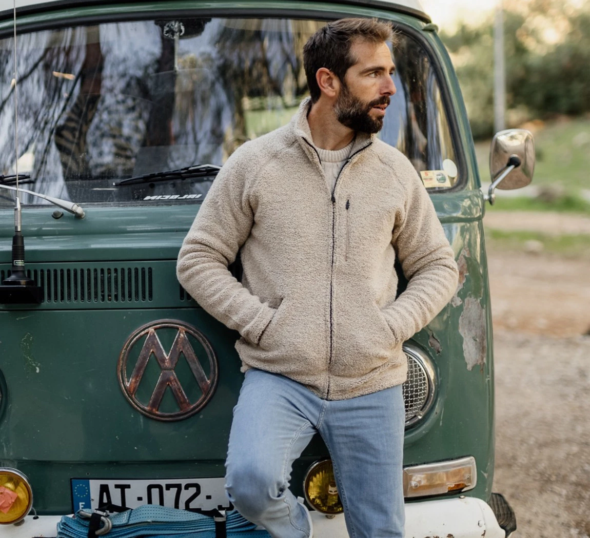 homme-avec-polaire-blanche-devant-van-vert