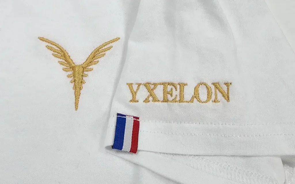 Zoom sur l'étiquette bleu-blanc-rouge d'un t-shirt Yxelon 