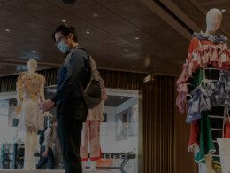 Un événement chez Redress à Hong Kong. Un visiteur observe les créations en design circulaire.