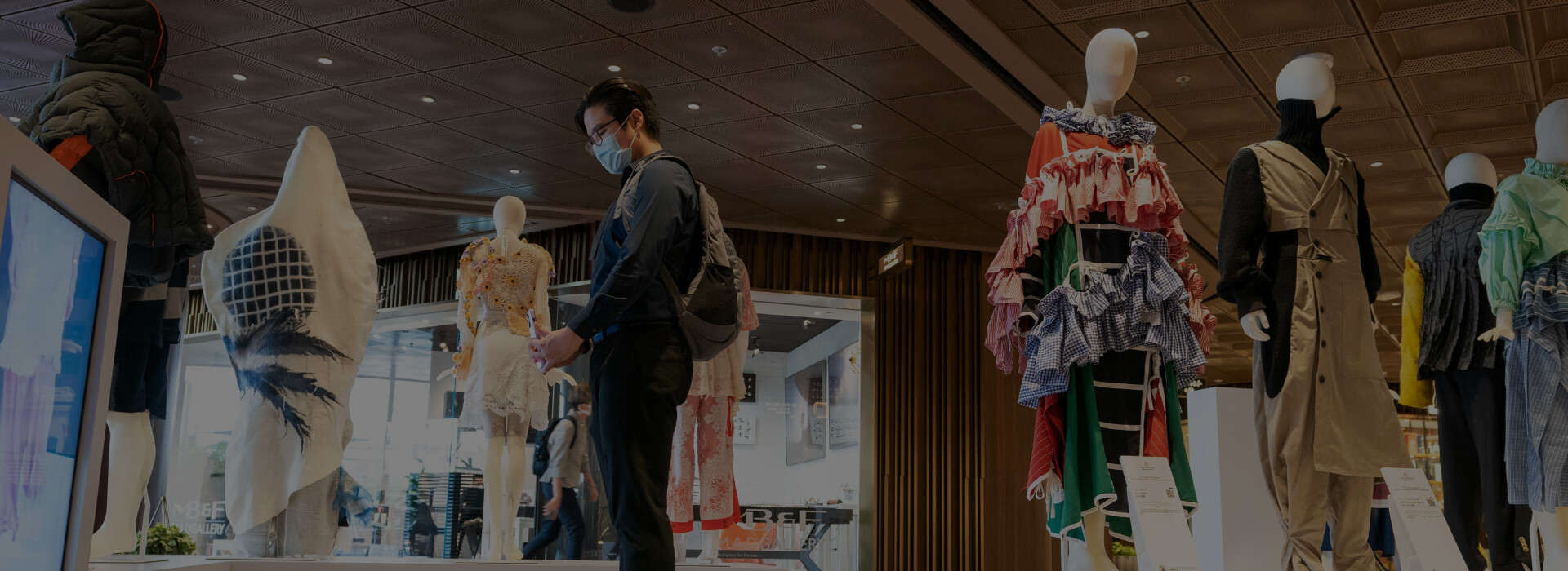 Un événement chez Redress à Hong Kong. Un visiteur observe les créations en design circulaire.