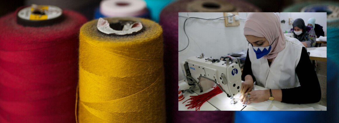 Des bobines de fils de différentes couleurs, avec une image d'une ouvrière du textile dans une usine marocaine. Elle coud une piece.