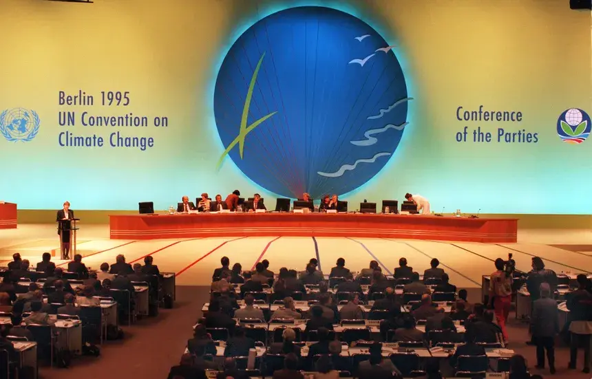 Assemblée et table ronde à la conférence des Nations Unies sur le climat à Berlin en 1995. La COP 1