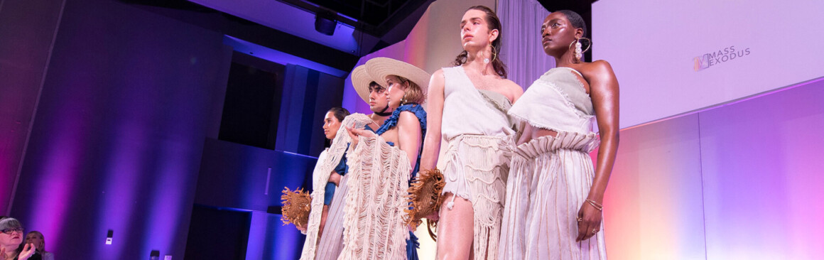 Des mannequins subrun podium, vêtus de blanc. Ils défilent pour le projet de fin d'année des étudiants de la la Ryerson School of Fashion