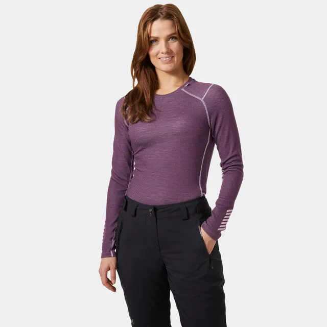 femme-en-pantalon-noir-et-t-shirt-violet