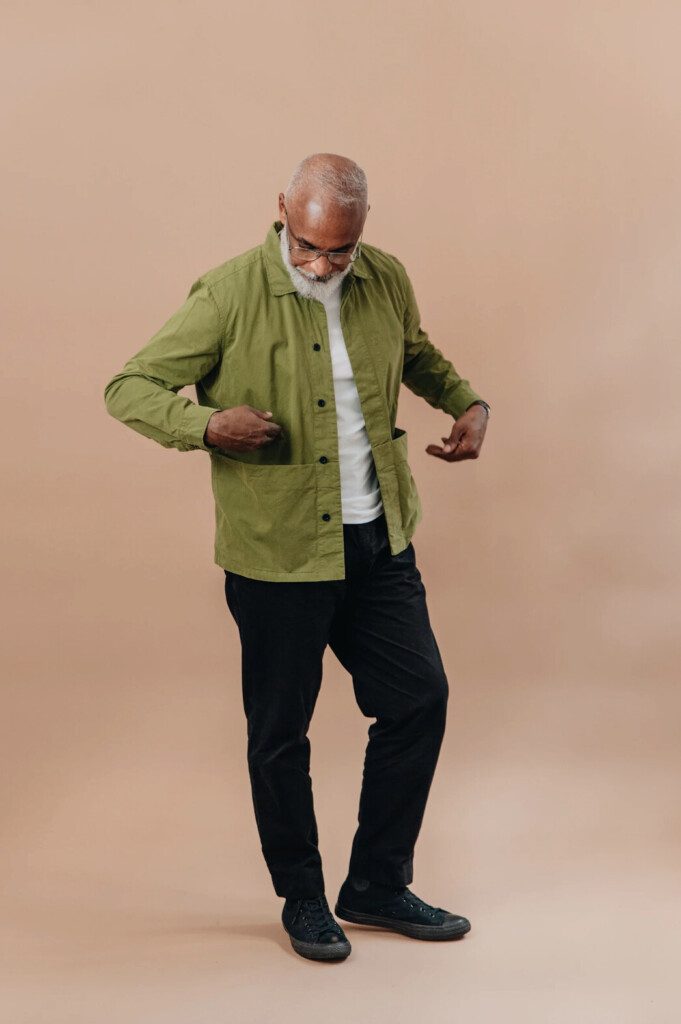 Un homme porte une surchemise kaki de la marque Form and Thread