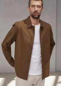 Mannequin portant une surchemise brune
