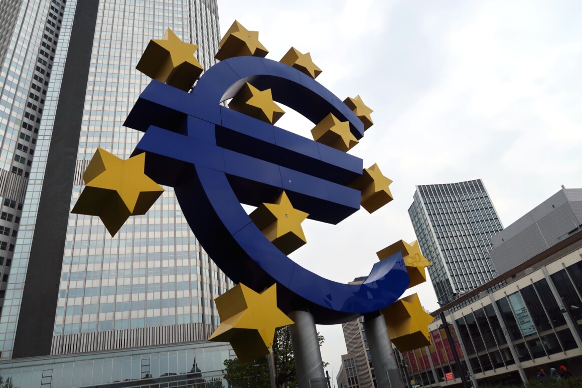 La sculpture du symbole "euro" devant la Banque Centrale Européenne