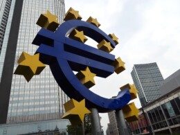 La sculpture du symbole "euro" devant la Banque Centrale Européenne
