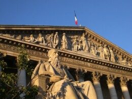 La facade du Palais Bourbon à Paris qui abrite l'Assemblée nationale.