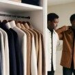 Top liste des surchemises responsables - un homme dans un dressing essaye des surchemises