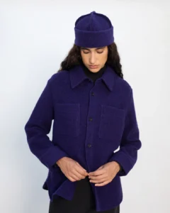 mannequin portant une surchemise violette