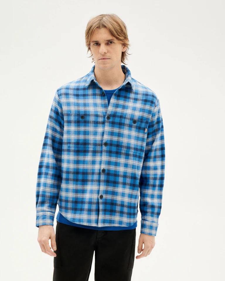 homme-avec-surchemise-à-carreaux-bleus