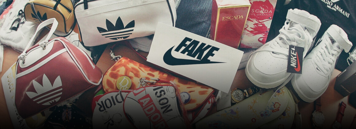 Des produits de mode (sacs, chaussures) dont les logos parodient de fausses marques posés en vrac. On voit notamment un logo NIKE surmonté de la mention FAKE.