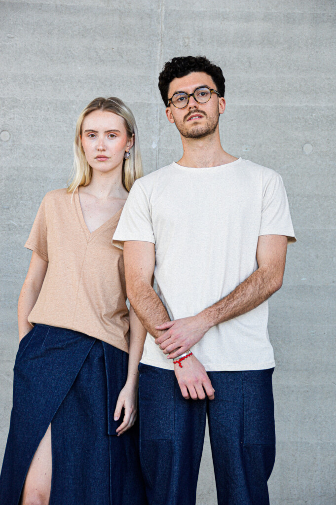 Deux mannequins l'un contre l'autre qui portent des tee-shirts de la marque Ère. 