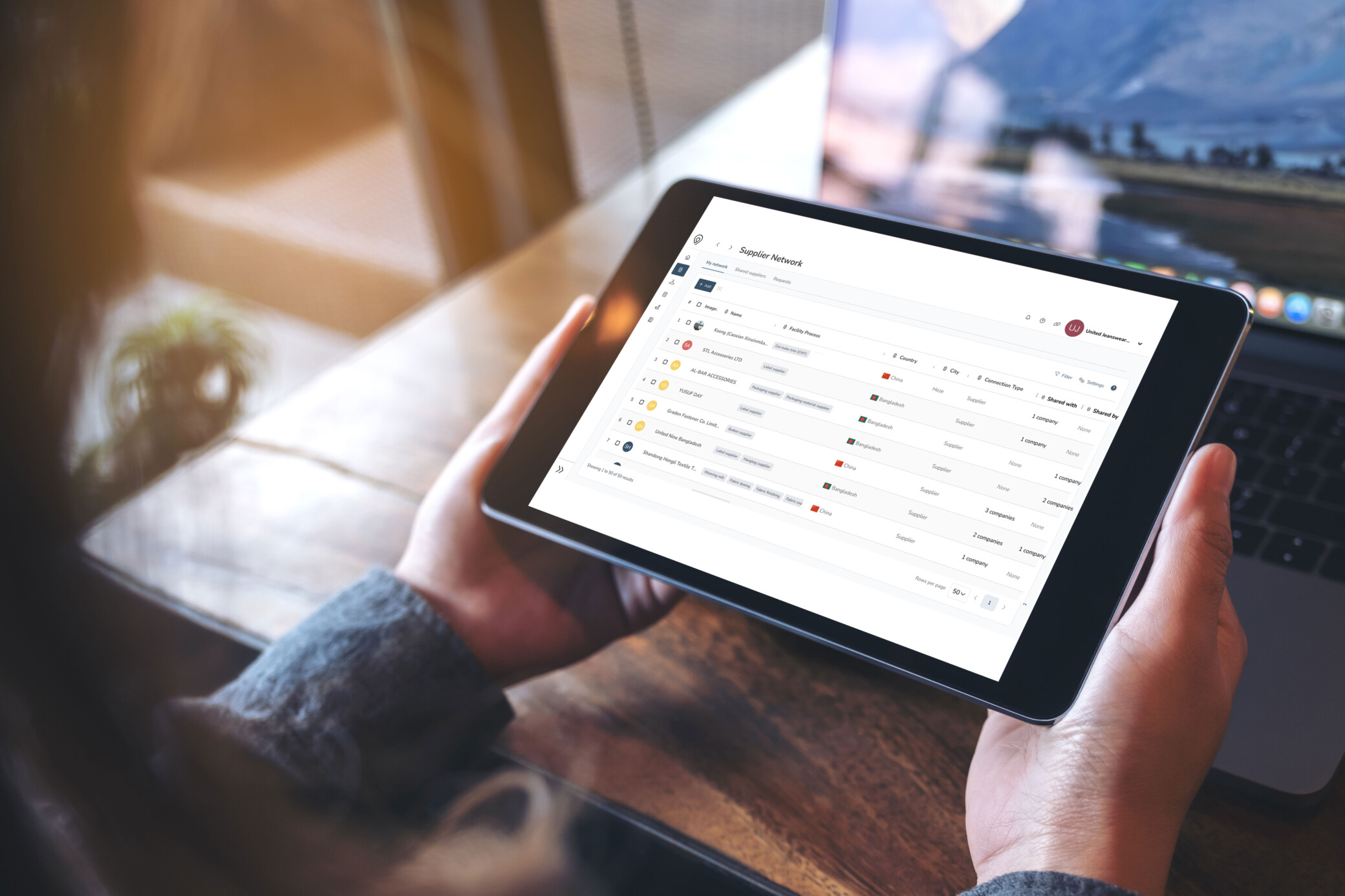 homme-mains-tablette-tracabilite