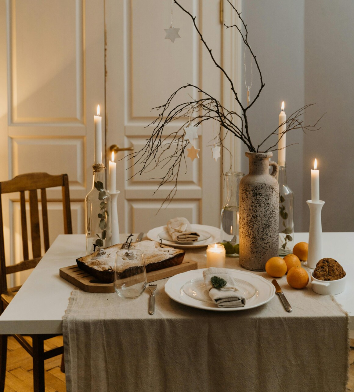 table avec nappe et bougies